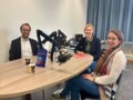 Melanie Elderton und Matthias Hoesli im Gespräch mit Podcast-Moderatorin Deborah Bernhard
